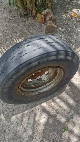 Peneu de caminhão Michelin x multi 295/80r22.5, usado