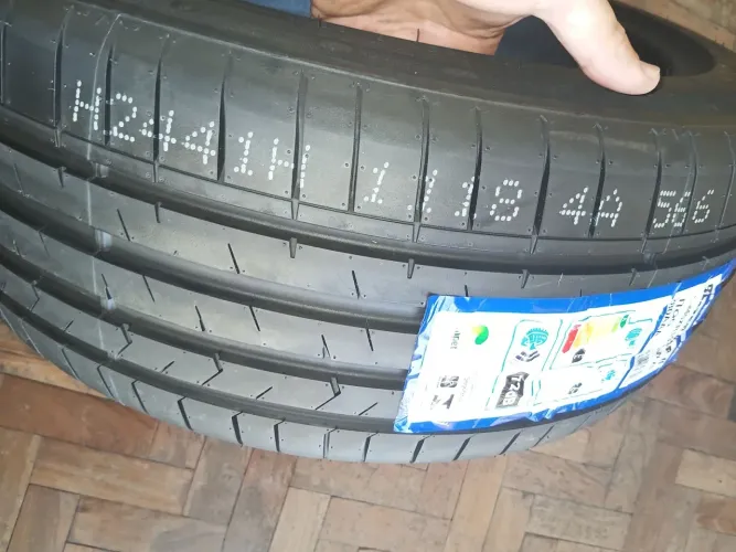 Pneu novo 235/45z R19