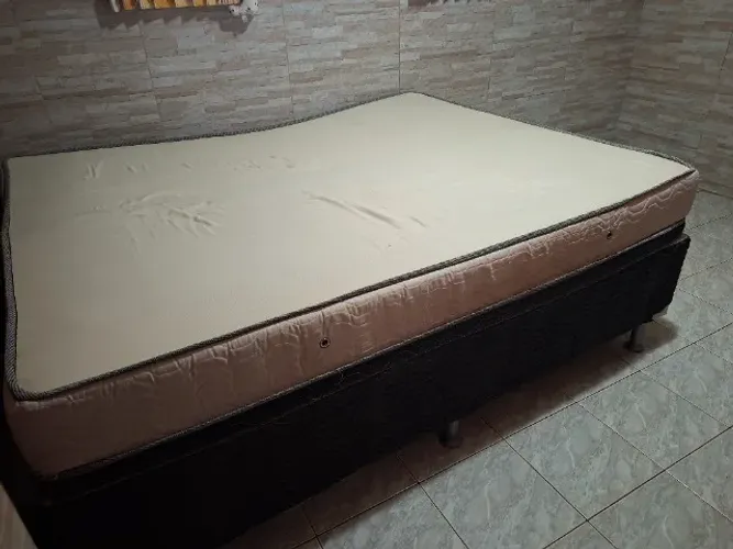 Cama casal Queen Largura: 1,58 m Comprimento: 1,98 m.