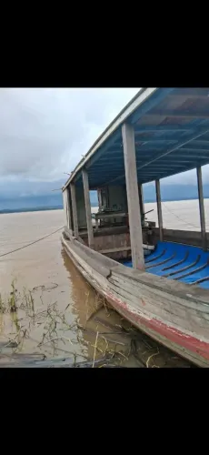Barco de madeira e motor 25 hp