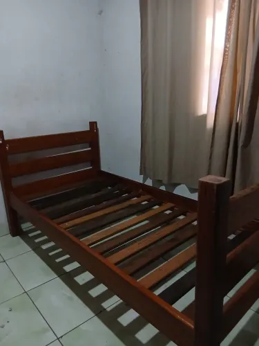 Cama de solteiro em madeira maciça