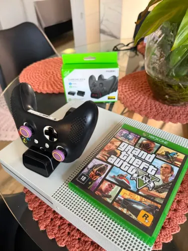 Xbox One S + GTA V + Controle Semi Novo + Carregador Duplo + Cabos