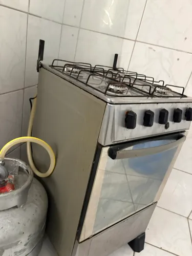 Vendo fogão 4 bocas e com forno(aberto a negociações)