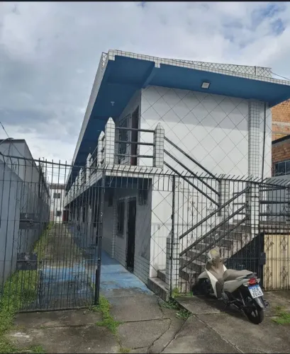 Residencial com 14 apartamentos e garagens.