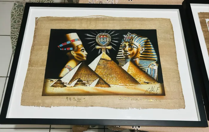 QUADRO EGÍPCIO EM PAPIRO ORIGINAL QUE BRILHA NO ESCURO - NEFERTITI, TUTANCÂMON E PIRÂMIDES