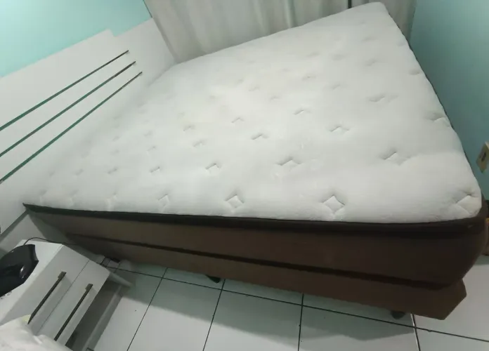 Cabeceira e criado mudo e cama box king size com colchão marca Inter Spring.