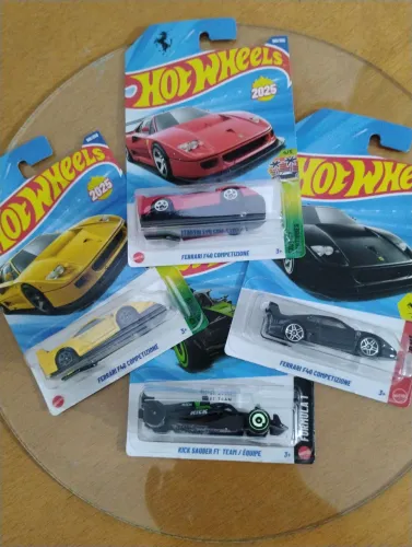 3 hot Wheels f40 mais 1 hot Wheels f1.