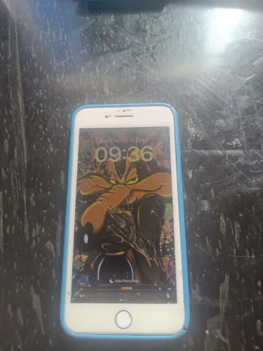 Vai com carregador ,capa, já está com a película, 