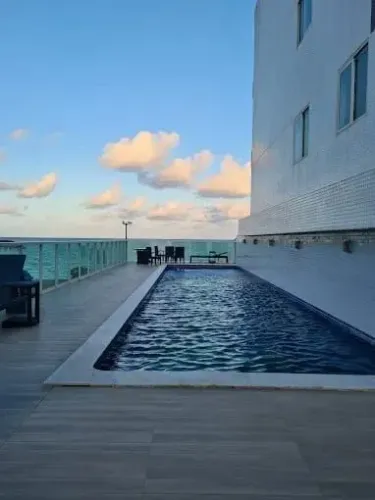 Pé na areia com vista mar