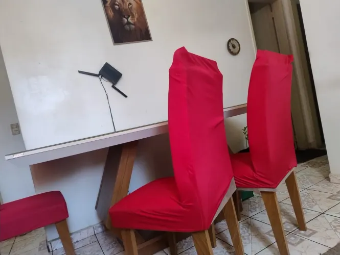 Mesa de madeira com tampo de vidro 