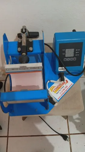 Duas máquinas de prensa térmica