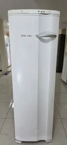 Freezer vertical Electrolux 203L