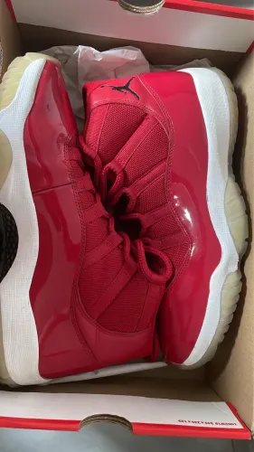 Air jordan 11 red
