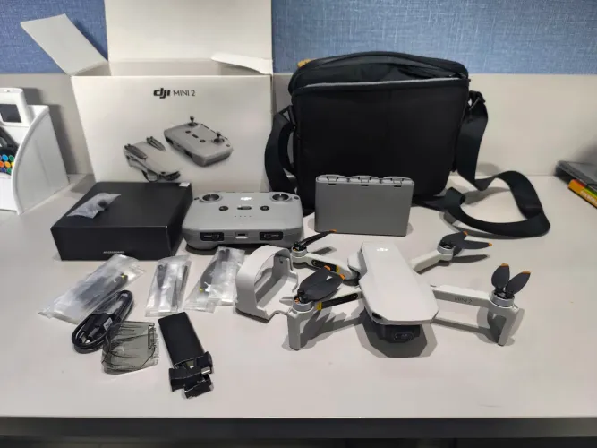 Dji mini 2 Fly more combo.Drone com apenas 2h de vôo. Baterias com 4, 4 e 3 ciclos apenas.