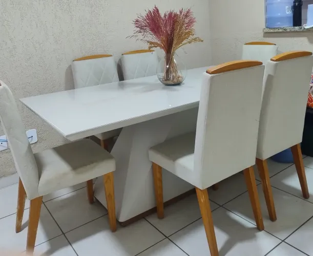 Mesa de jantar 2,00m x 1,10m com 6 cadeiras