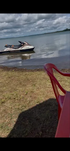 Jet ski seado com ré