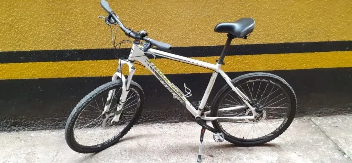 Bike Caad Cannondale Six branca aro 26", quadro L, 24 marchas, Shimano Altus, Nota fiscal