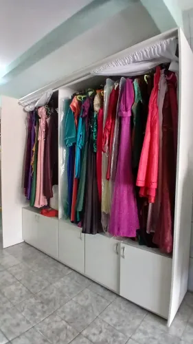 Vestidos, paletós, manequim, móveis.