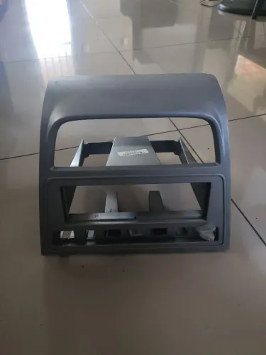 Esta é uma moldura central do painel cinza para Volkswagen Gol, Saveiro ou Voyage.
