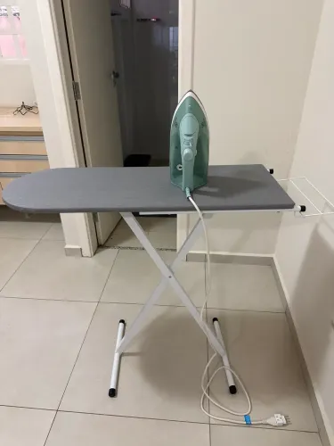 Ferro de engomar Eletrolux e tábua 