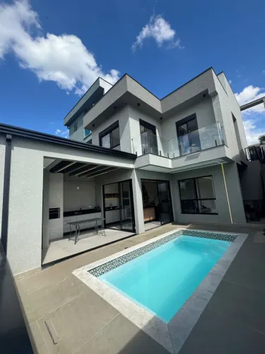 Vendo casa com piscina e closet