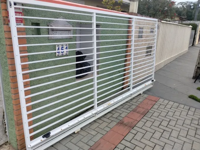 Portão + Cerca de alumínio branco