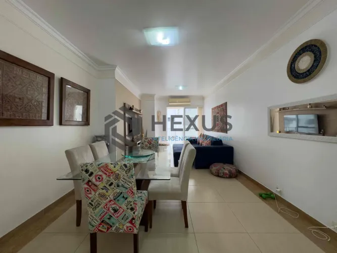 Apartamento com varanda e lazer na quadra mar da Praia das Pitangueiras, Guaruja