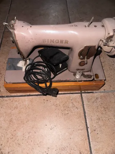 Máquina de costura Singer com pedal