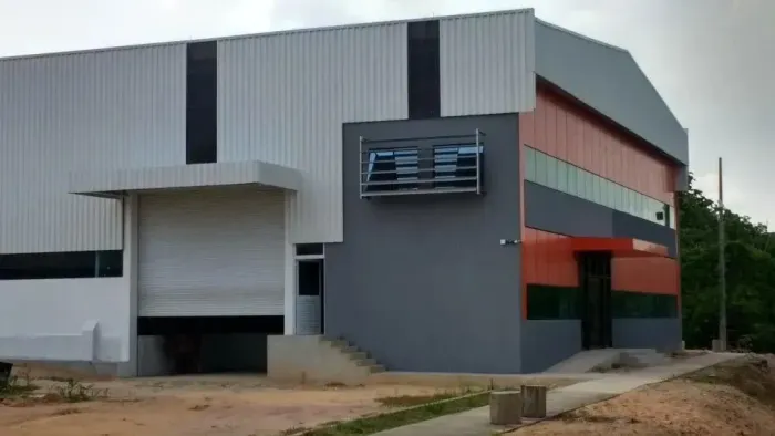 VENDE - SE GALPÃO  Medindo 2737 m2 DISTRITO INDUSTRIAL MANAUS.