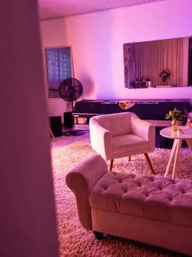 POLTRONA BEGE DESIGN ELEGANTE COM BOTOÕES