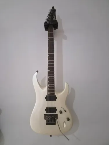 Guitarra cort viva gold 3 captação EMG