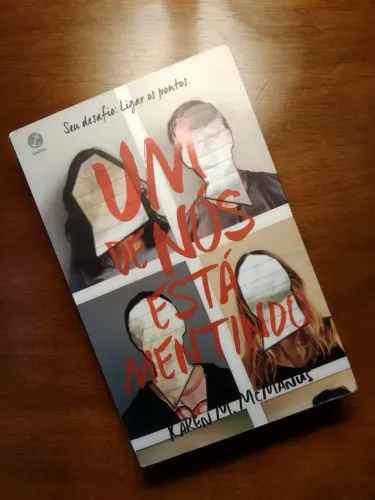 Livro: Um De Nós Está Mentindo | Karen M. McManus