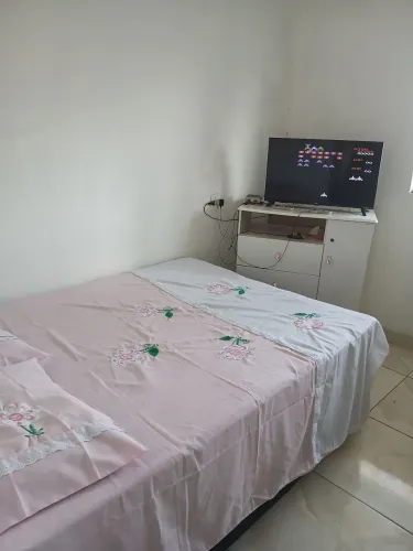 Tv32 , video game retro com 2 controles 1 cômoda e uma cama box de casal