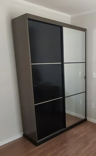 Conjunto Guarda-Ropas Roupeiro Solteiro 2 Portas de Correr com Espelho e Mesa de Cabeceira
