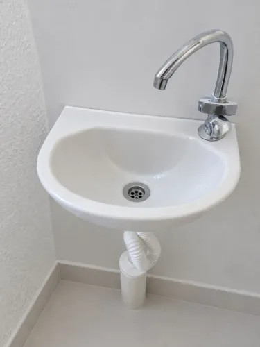 Pia de louça para lavabo com torneira
