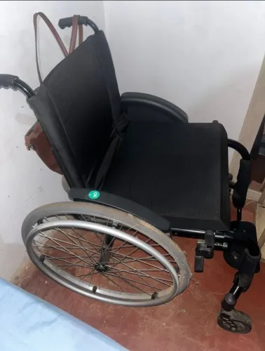 Cadeira de rodas monobloco pra i logo barata semi nova usada só uma vez