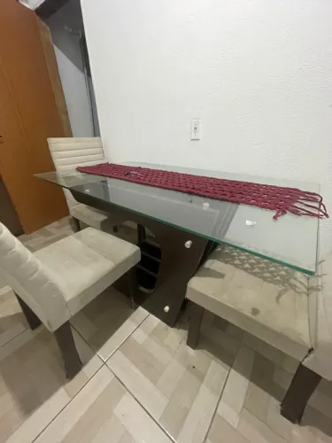 Mesa de vidro grande com 4 cadeiras 