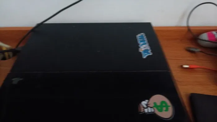 Ps4 1 tera sem leitor de disco, acompanhado de 2 controles