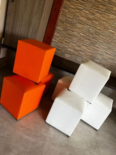 Kit com 5 pufes estofados em ótimo estado