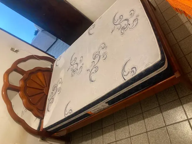 VENDO CAMA CASAL MADEIRA MACIÇA E COLCHÃO