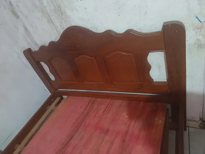 Cama de casal de madeira