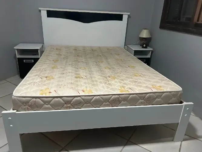 Cama com colchão e cobertor