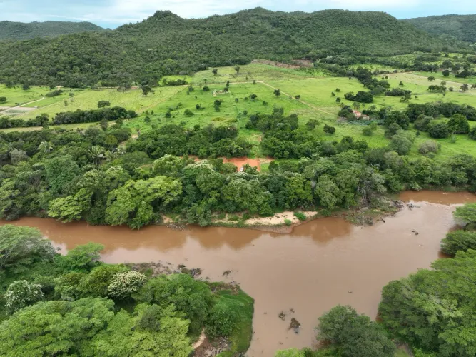 Chácara de dois mil e 500 mts com beirada de 13 mts de rio na beira do rio claro.