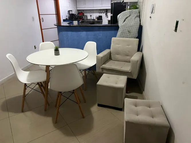 Mesa nova apenas foi montada poltrona nova e puff novos vendo tudo 