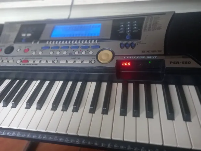 Teclado yamaha psr550