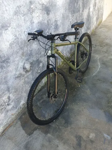 <br>Bicicleta First Aro 29 Freio a Disco Suspensão Dianteira - Apenas 3 Meses de Uso