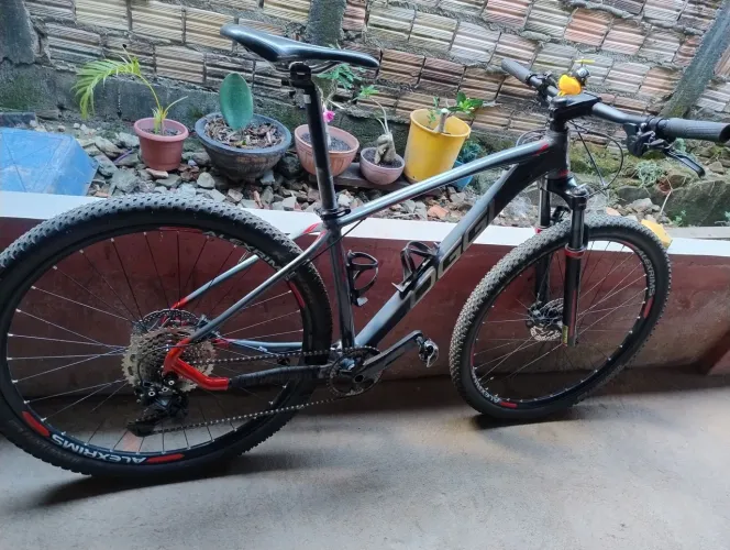 Vendo uma linda OGGi 7.2 cinza com todos os acessórios SHIMANO, e freios a hidráulicos,
