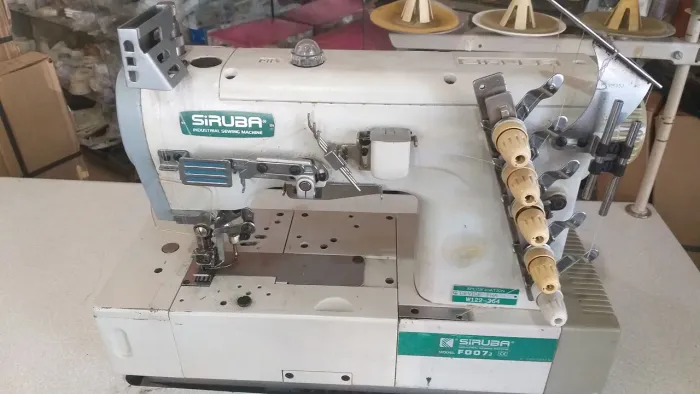 Máquina de costura galoneira industrial 2 volantes Siruba usada