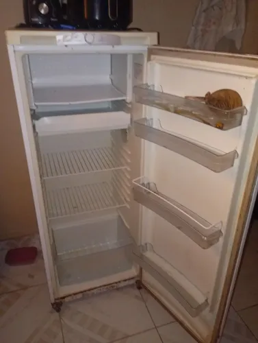 Vendo geladeira continental barato LÉIA A DISCRIÇÃO