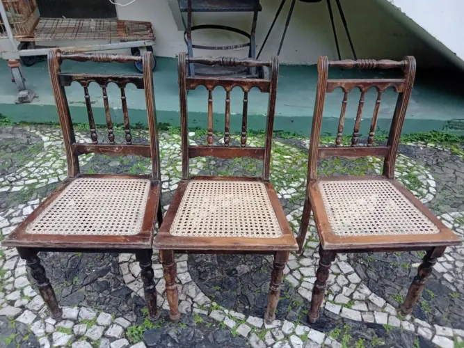 3 cadeira em madeira